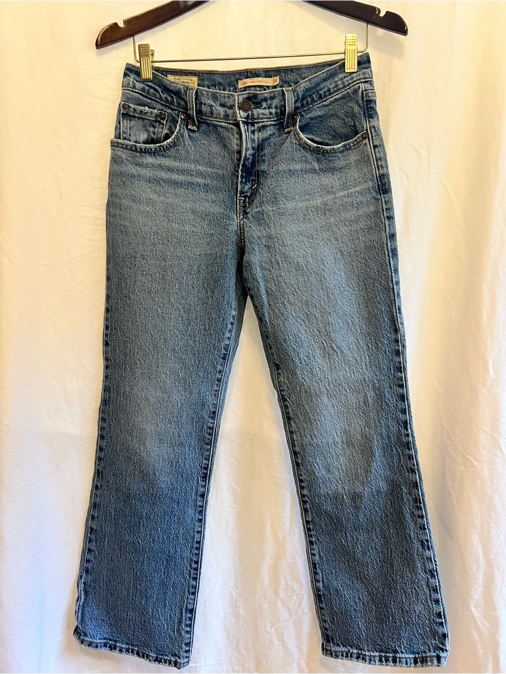 Levi’s Middy Ankle Bootcut Classic Women's Jeans in medium light Blue
